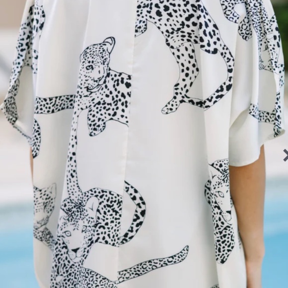 MINT JULEP BOUTIQUE OVERSIZED BLOUSE - CHEETAH PRINT - SIZE SMALL - Picture 2 of 3